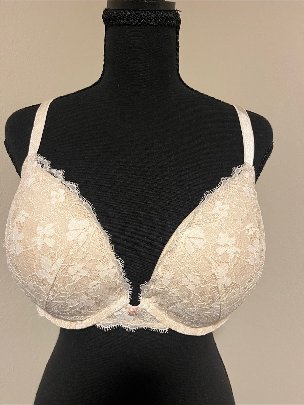 Victoria's Secret Cream Lace Dream Angels Push-up Bra-38D